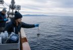 Ricercatori a bordo di una nave scientifica raccolgono campioni di acqua marina