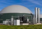 Ricercatori esaminano le apparecchiature di un impianto sperimentale per la produzione di bioenergia.
