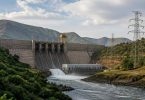 Infrastrutture idroelettriche e linee elettriche in un paesaggio montuoso africano