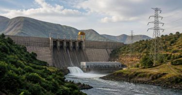 Infrastrutture idroelettriche e linee elettriche in un paesaggio montuoso africano