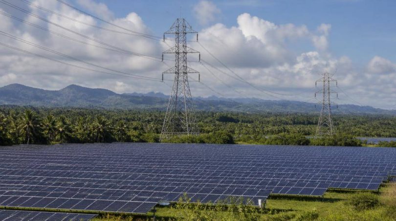 Impianti fotovoltaici e linee di trasmissione in un territorio tropicale