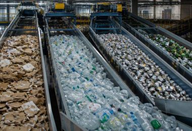 Operatori lavorano in un impianto di selezione dei materiali destinati al recupero.