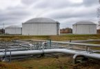 Impianto europeo per lo stoccaggio del gas con serbatoi e tubazioni industriali.