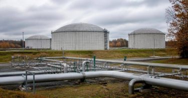 Impianto europeo per lo stoccaggio del gas con serbatoi e tubazioni industriali.