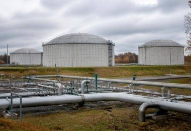 Impianto europeo per lo stoccaggio del gas con serbatoi e tubazioni industriali.