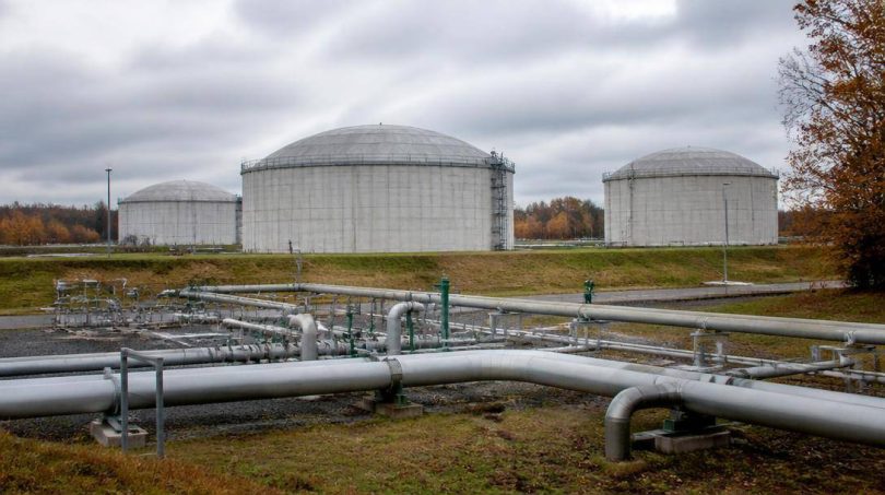 Impianto europeo per lo stoccaggio del gas con serbatoi e tubazioni industriali.